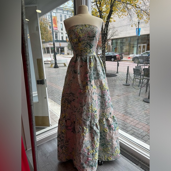 NEW - MAC DUGGAL- FLORAL BROCADE STRAPLESS DRESS - SIZE 12 - Picture 4 of 5